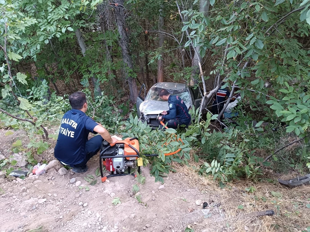 Malatya'da otomobil şarampole devrildi, 2 kişi yaralandı