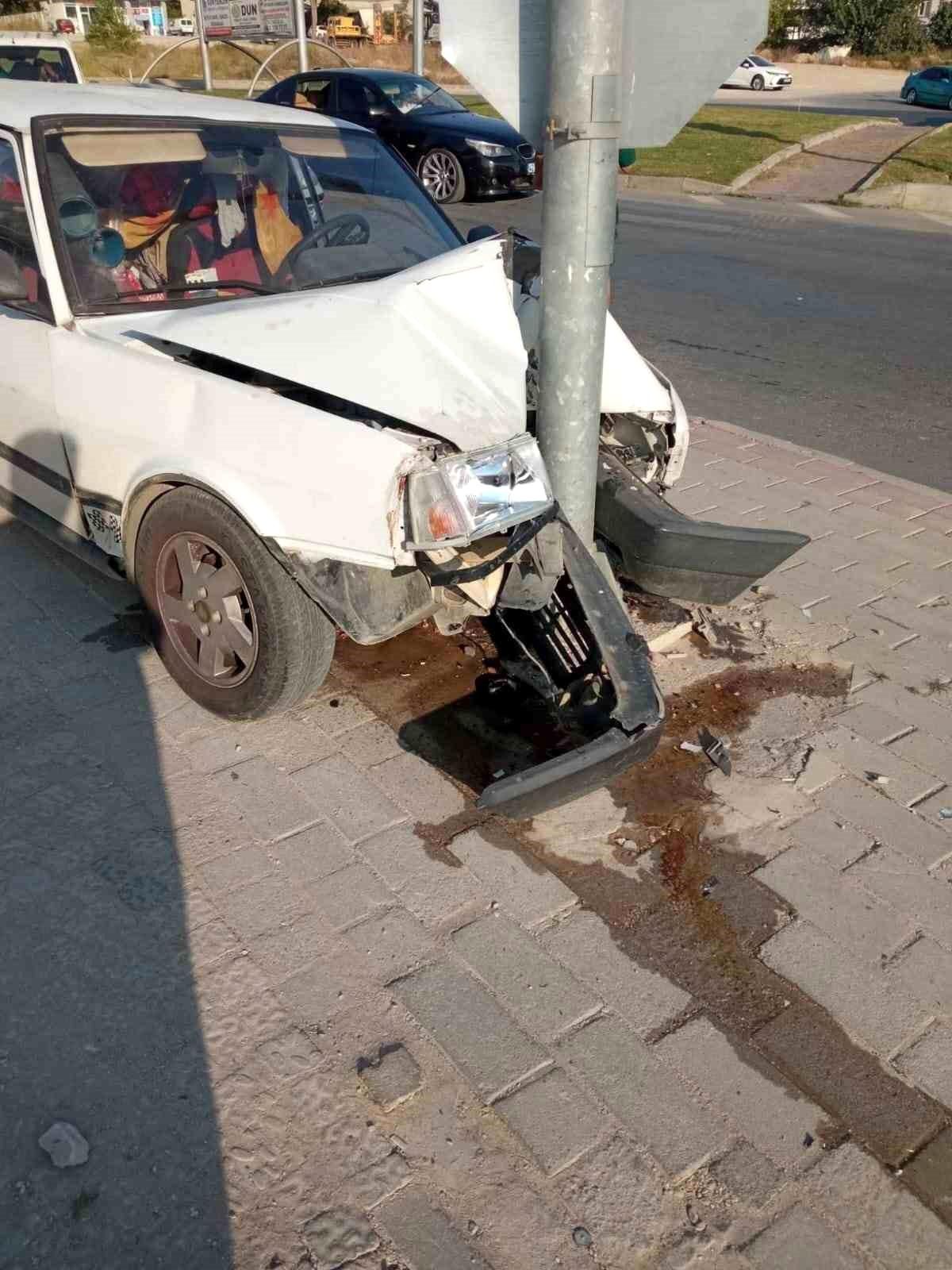 Manavgat'ta freni tutmayan otomobil trafik ışıkları direğine çarptı