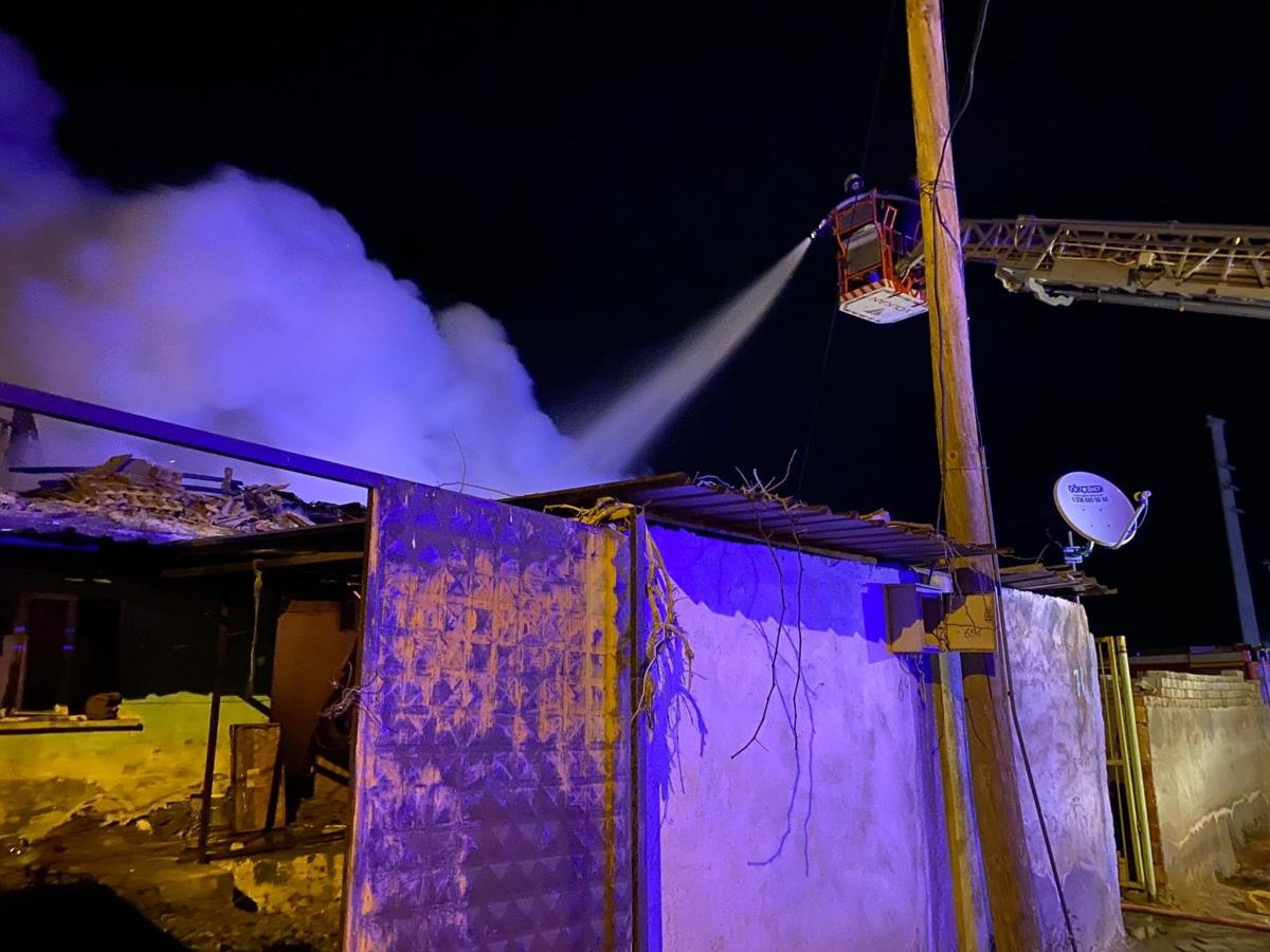 Manisa'da elektrikli battaniyenin alev almasıyla bir ev yandı
