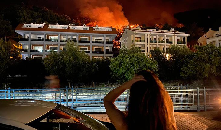 Marmaris'teki orman yangınına havadan müdahale yeniden başladı