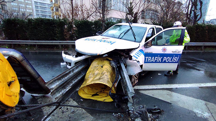 Mecidiyeköy'de polis aracı bariyerlere çarptı