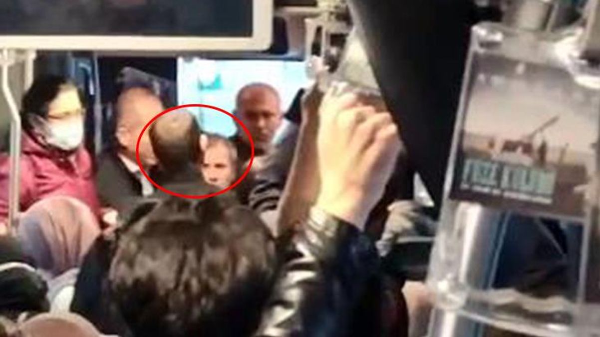 Metrobüste 2 kadını taciz eden sapığı tokatlaya tokatlaya dövdüler