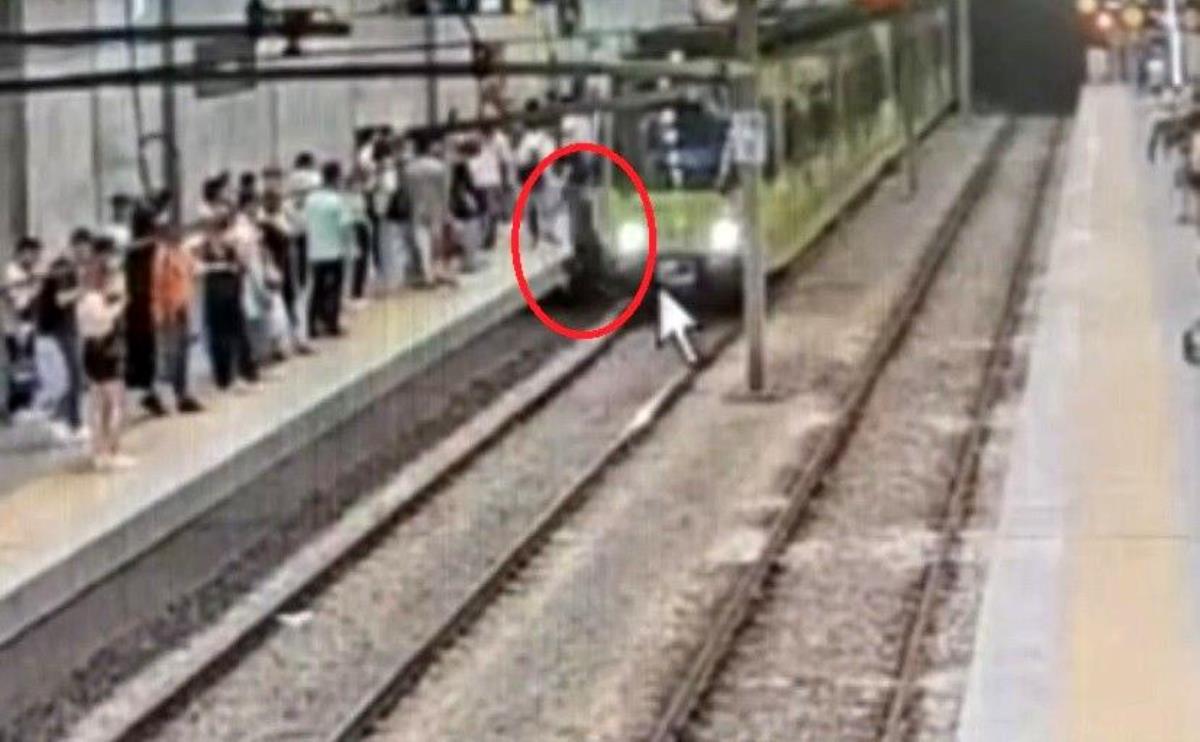 Bursa'da metronun önüne atlayan şahıs yürekleri ağza getirdi