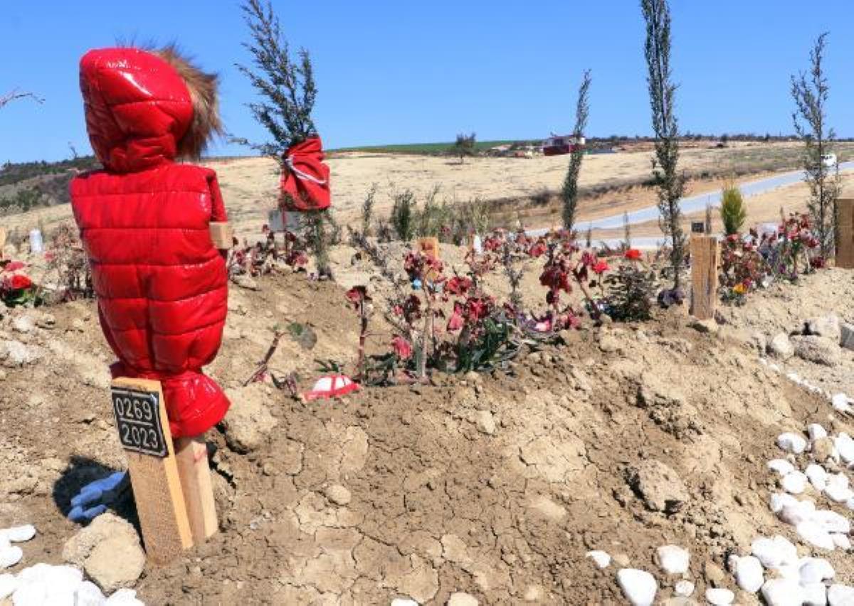 Mezar başlarında oyuncaklar, kıyafetler ve özel eşyalar