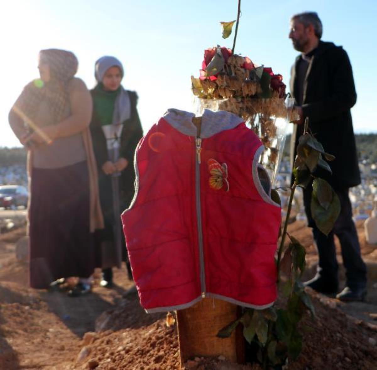 Mezarlıktaki kırmızı montun altından dram çıktı