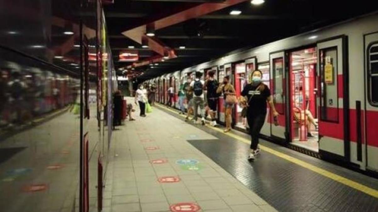 Milano metrosunda skandal! 52 yaşındaki bir kadınla 19 yaşındaki bir erkek cinsel ilişkiye girerken yakalandı