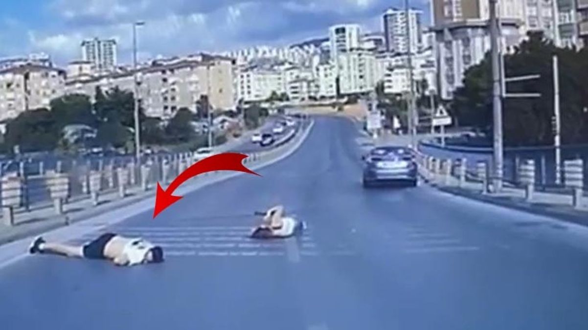 Motosikletten yola savrulan genç feci şekilde can verdi! Korku dolu anlar kamerada