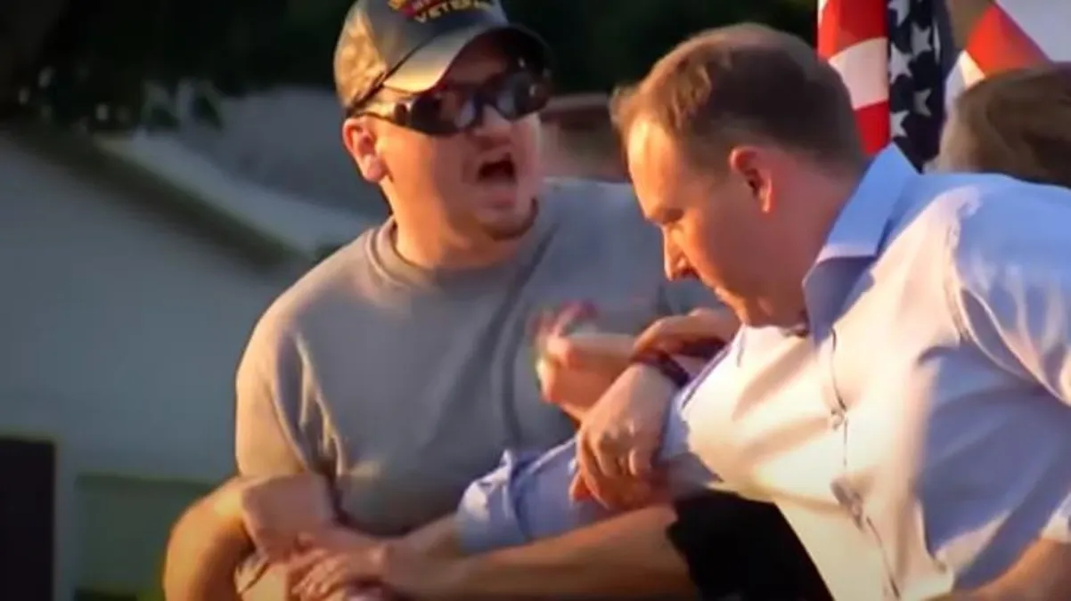 New York vali adayı Lee Zeldin, miting sırasında saldırıya uğradı