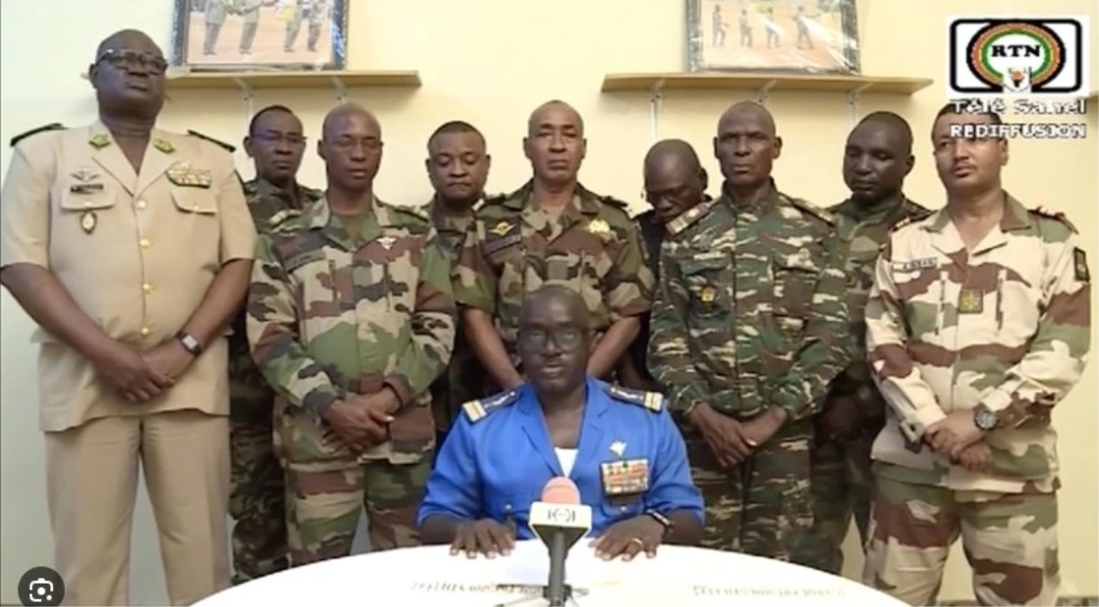 Nijer askeri rejimi diplomatik dokunulmazlığını kaldırdığı Fransız büyükelçisinin sınır dışı edilmesi için polise emir verdi