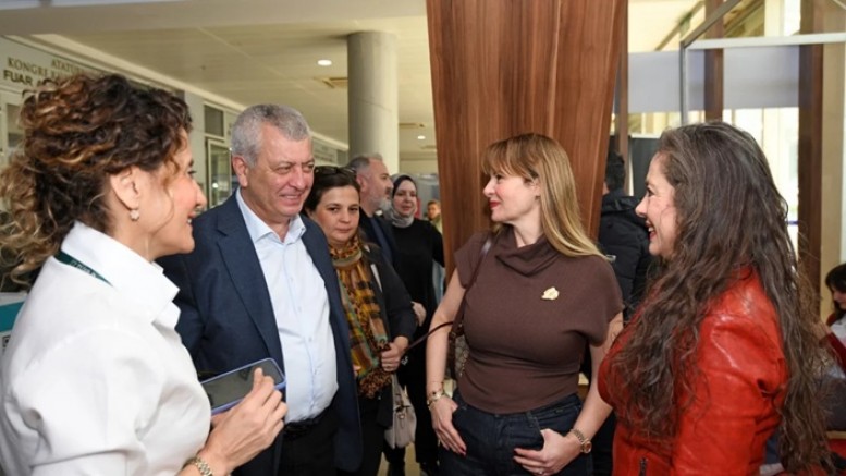 Nilüfer Açıkalın Osmangazi'de okurlarıyla buluştu