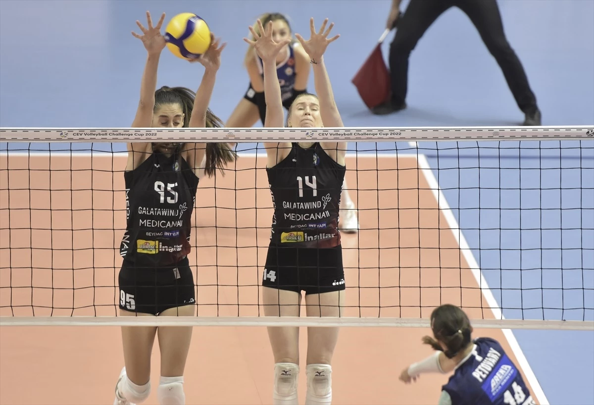 Nilüfer Belediyespor, Yunanistan'ın ASP Thetis Voula takımını 3-2 yendi