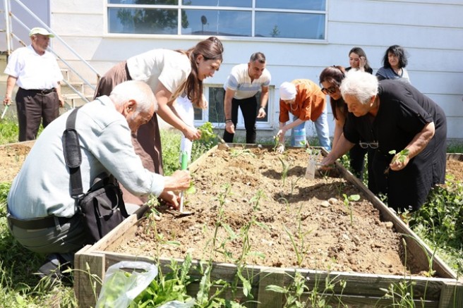 Nilüfer’de yaşlılar fideleri toprakla buluşturdu