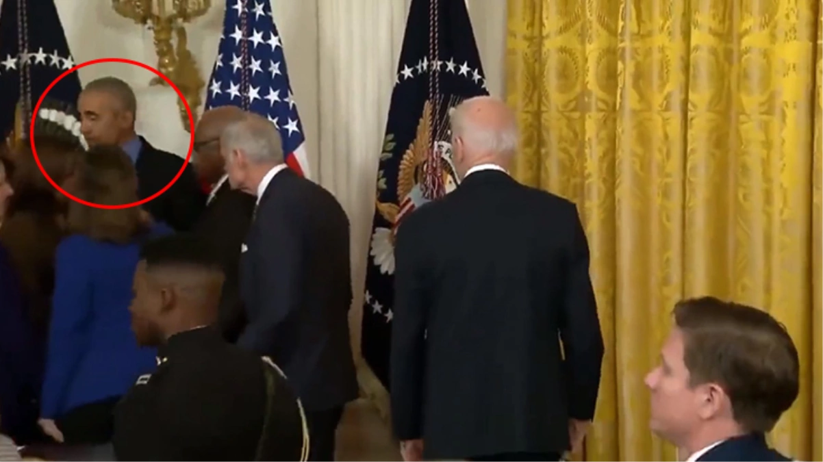 Obama, Beyaz Saray'da ABD Başkanı'nın forsunu fena bozdu! Olanları gören Biden, uzaktan bakakaldı