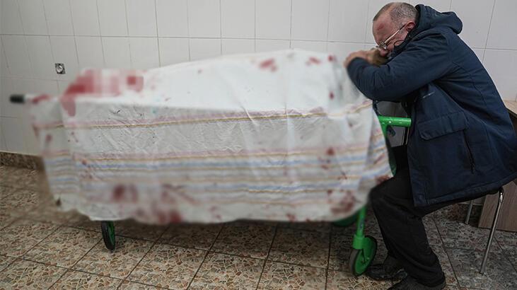 Oğlunun cansız bedenine sarılıp ağladı! Dünyayı sarsan fotoğrafın hikayesi