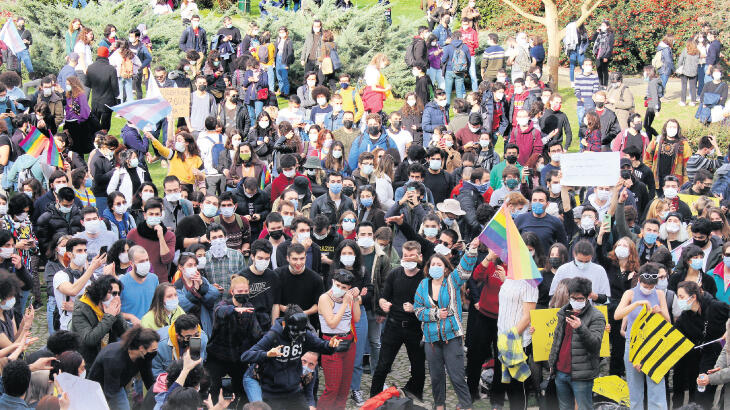 Öğrencilerden Metallica’lı protesto
