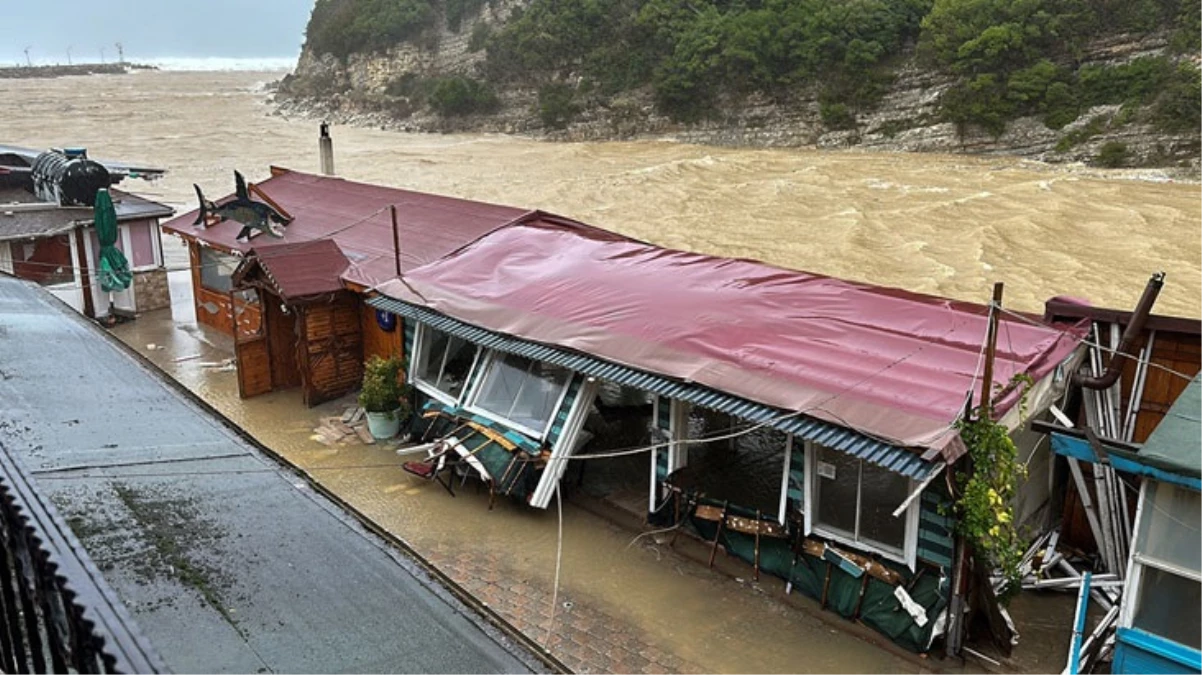 Okullar tatil edildi, evleri su bastı! Sağanak yağış, kar ve fırtına İstanbul'u yıktı geçti