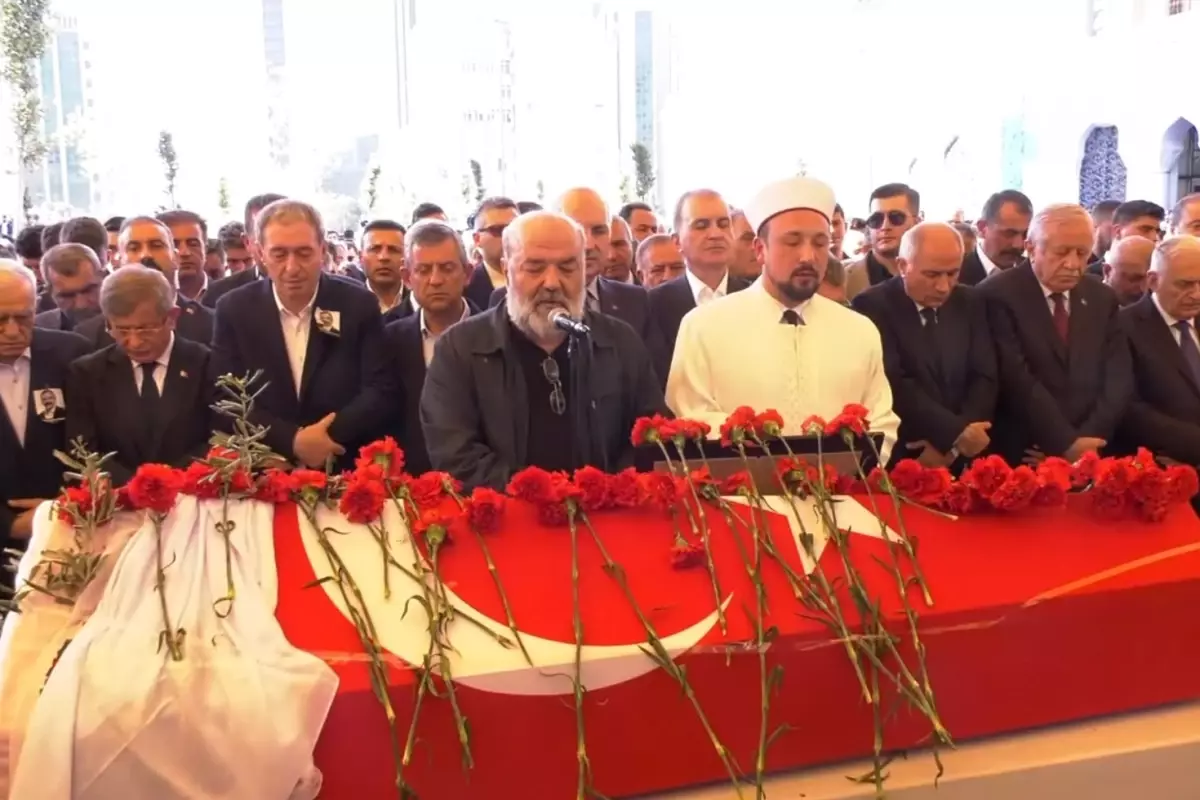 Önder'in cenaze namazını vasiyeti üzerine İhsan Eliaçık kıldırdı