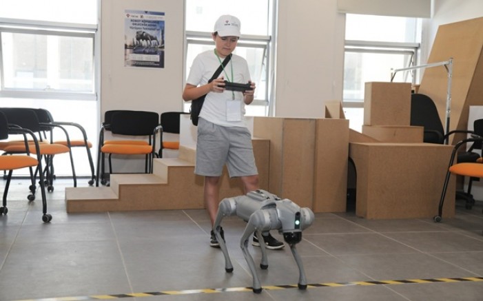 Ortaokul ve lise öğrencileri BTÜ’de robotlarla tanıştı