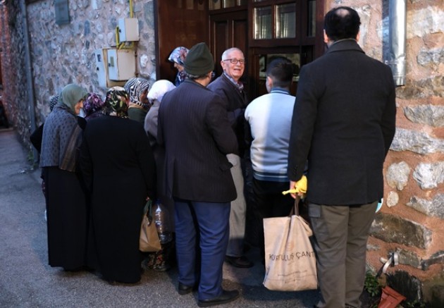 Osmangazi Belediyesi'nden vatandaşlara çorba ve ekmek ikramı