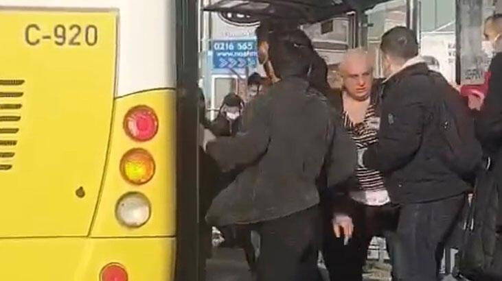 Otobüs durağında kavga! Kimse ayıramadı