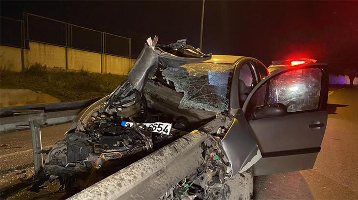 Otomobil bariyere ok gibi saplandı: 1 yaralı