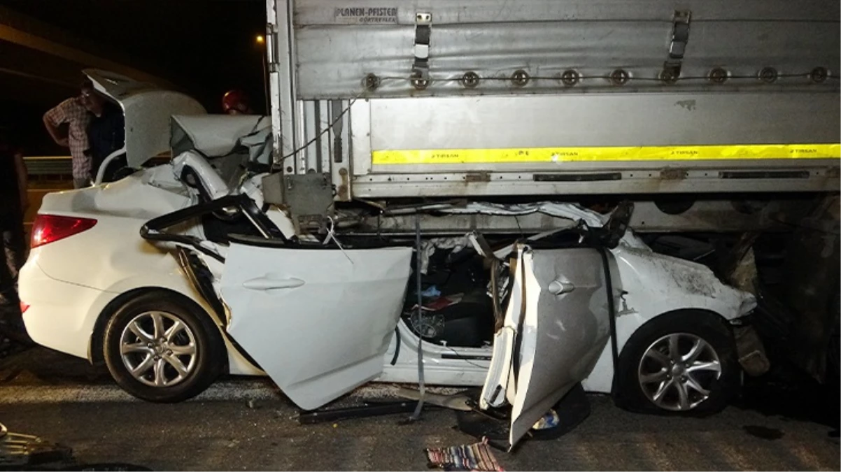 Otomobil seyir halindeki tırın altına girdi, sürücü feci şekilde can verdi