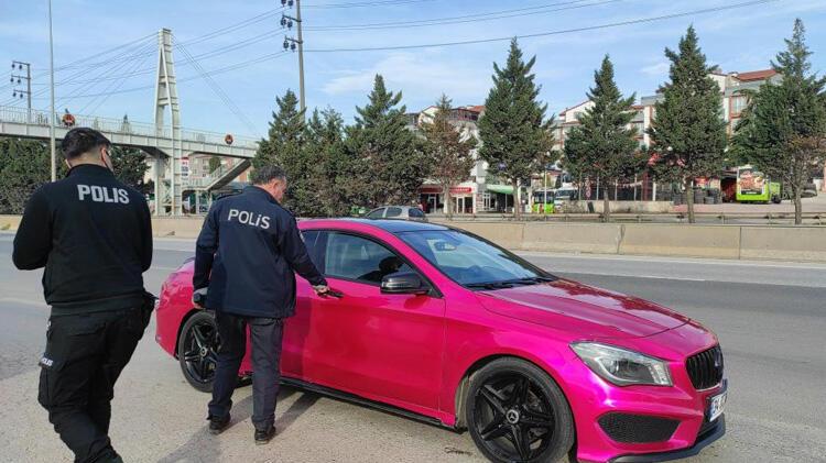 Otostopla bindikleri milyonluk otomobilde büyük şok yaşadılar