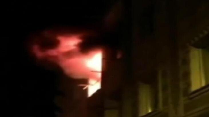 Oturduğu daireyi ateşe vererek kendini içeri kilitledi