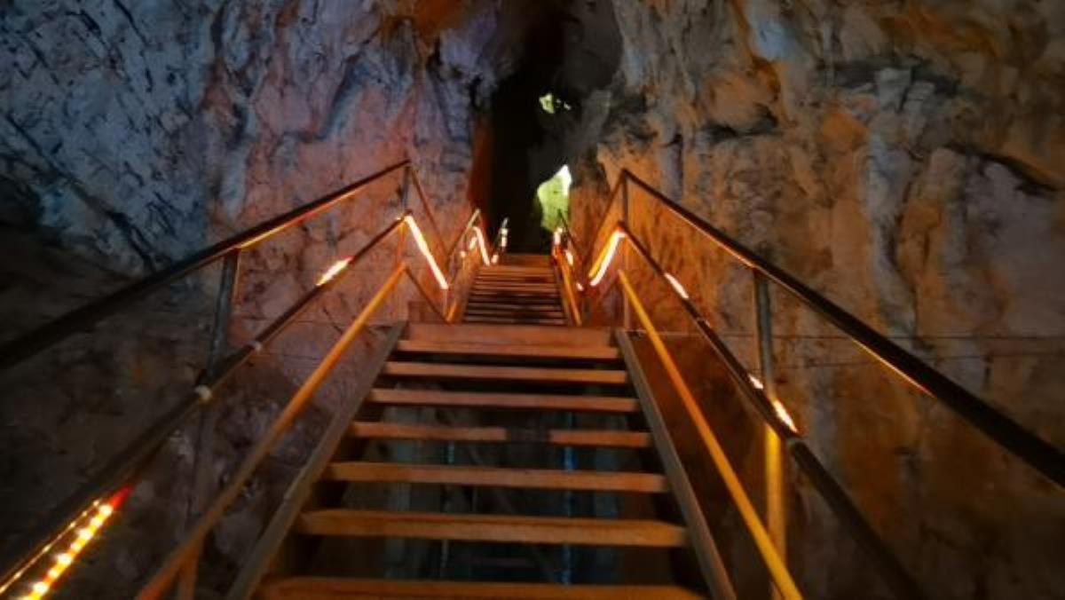 Oylat Mağarası'daki sıcaklık, kış aylarında da 18 derece ölçülüyor