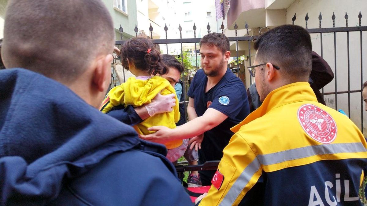 Oyun oynarken bahçe korkuluğu çenesine saplandı