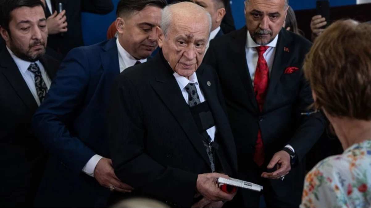 Oyunu Ankara'da kullanan Bahçeli'nin yüzündeki morluk ve şişlikler dikkat çekti