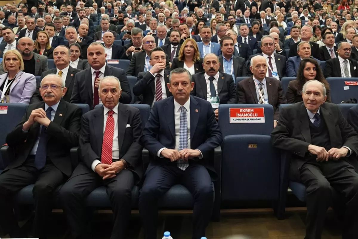Özel konuşurken Kılıçdaroğlu'nun alkışlamaması dikkat çekti
