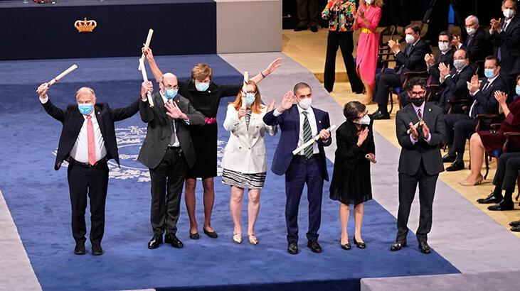 Özlem Türeci ve Uğur Şahin'e İspanya'da büyük onur! Türk Bayrağı dalgalandı