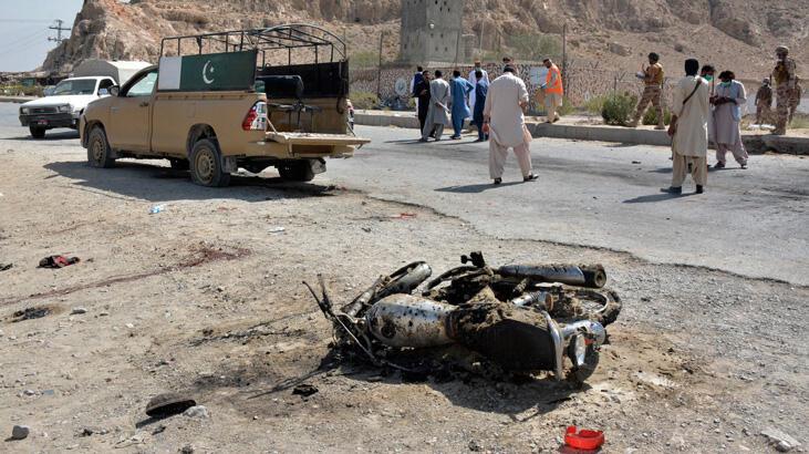 Pakistan'da intihar saldırısı: En az 4 asker öldü