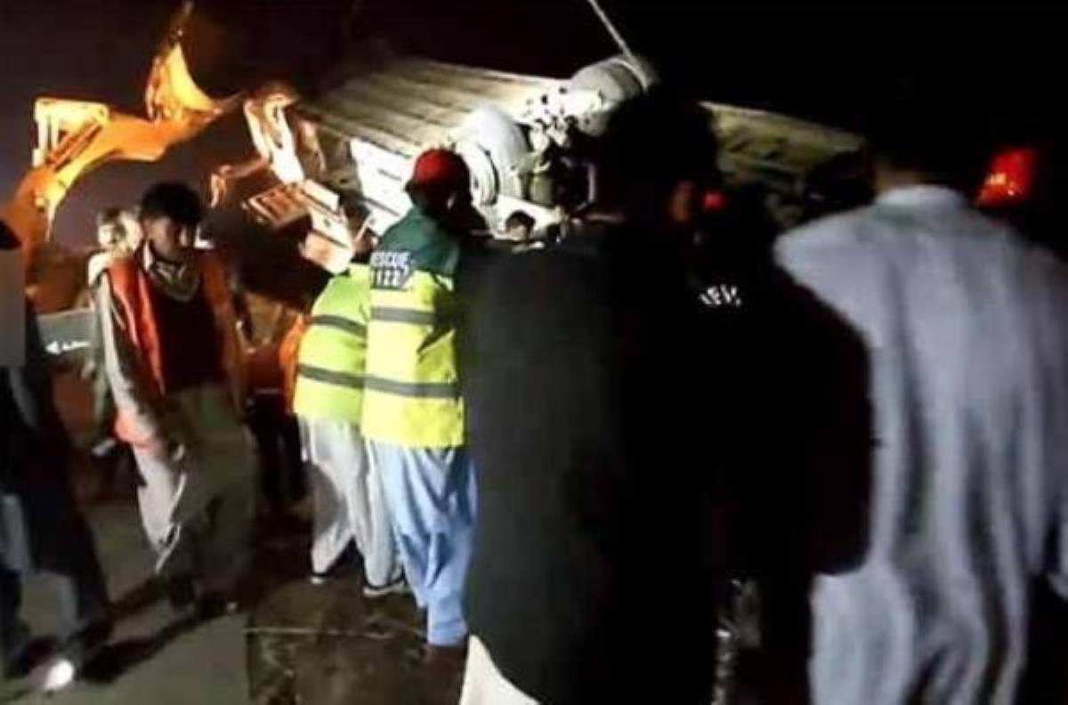Pakistan'da otobüs kazası: 12 ölü, 54 yaralı