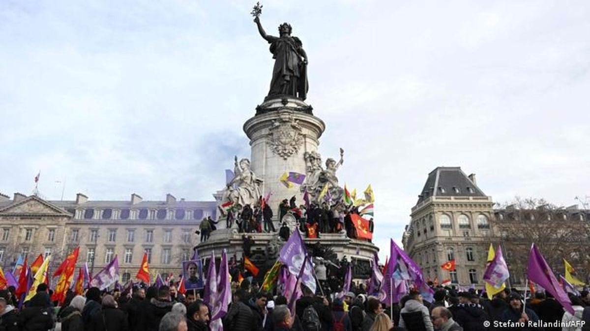 Paris'te toplanan Kürtler cinayetleri protesto etti