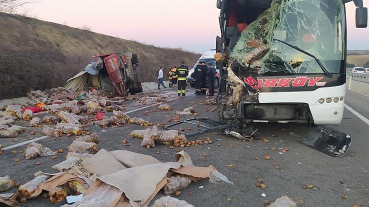 Patates yüklü kamyonla yolcu otobüsü çarpıştı: 1 ölü, 3 yaralı
