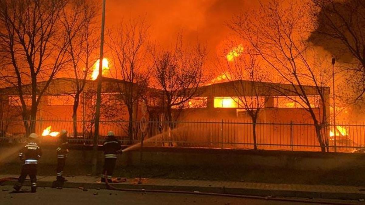 Patlamalar nedeniyle küle döndü! Parfüm fabrikasındaki yangın güçlükle kontrol altına alındı