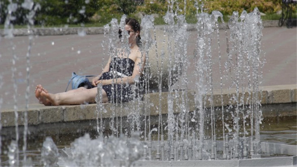 Pekin'de hava sıcaklığı 40 dereceyi bulacak! Açık alanda çalışanların işleri durduruldu