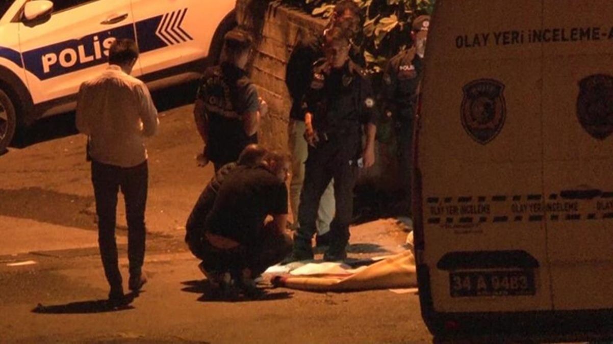 Pendik'te bir sokakta halıya sarılı erkek cesedi bulundu