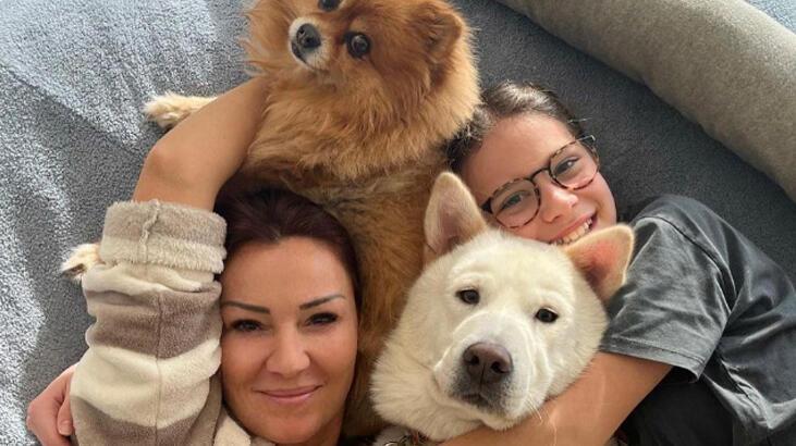 Pınar Altuğ kızıyla evde poz verdi