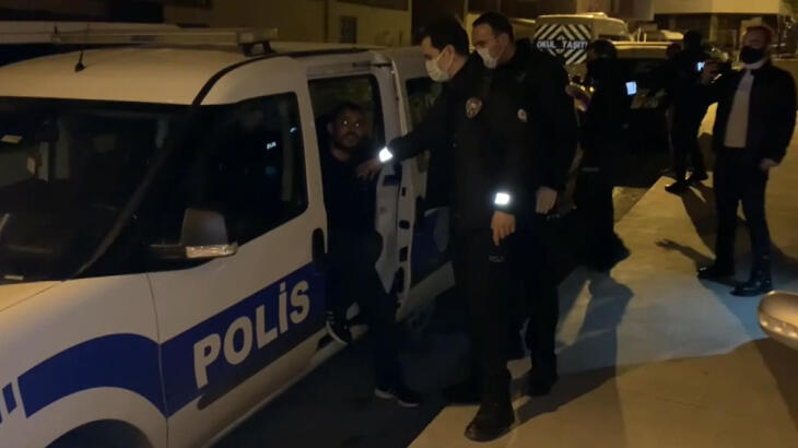 Polislere camdan uyuşturucu madde, halı ve ayakkabı fırlatıldı