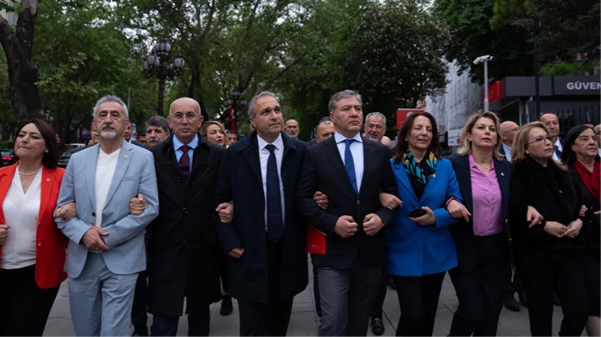 Protesto için MEB'e yürüyen CHP milletvekillerine 