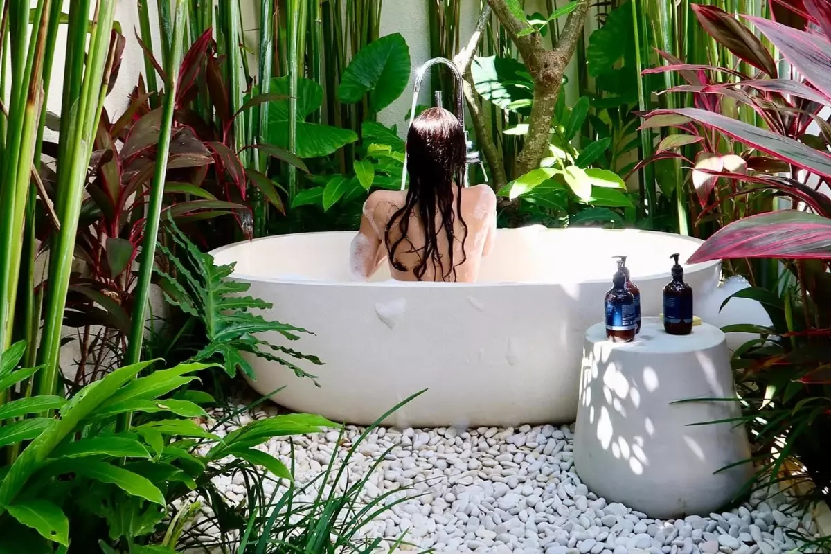 Rabia Soytürk'ten cesur küvet pozu