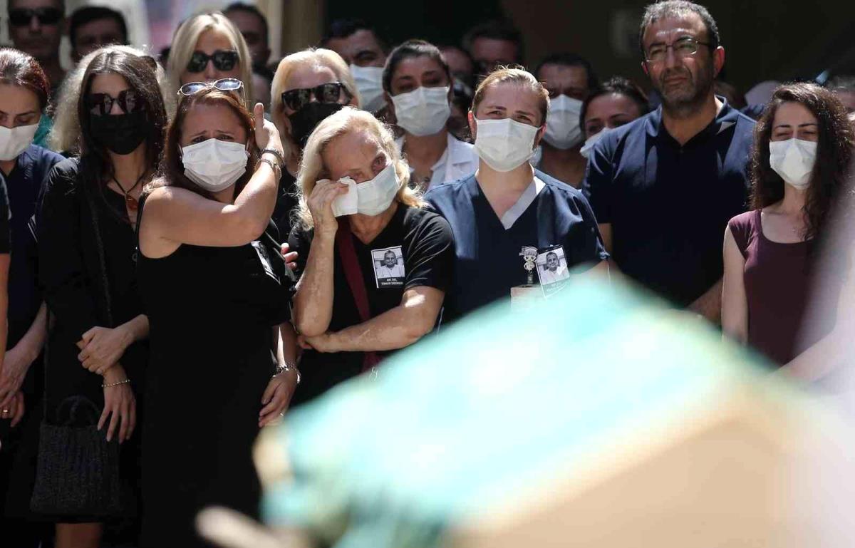 Rekortmen doktor yüzlerce kişiyi organ nakliyle kurtardı, kendisi organ beklerken hayata veda etti