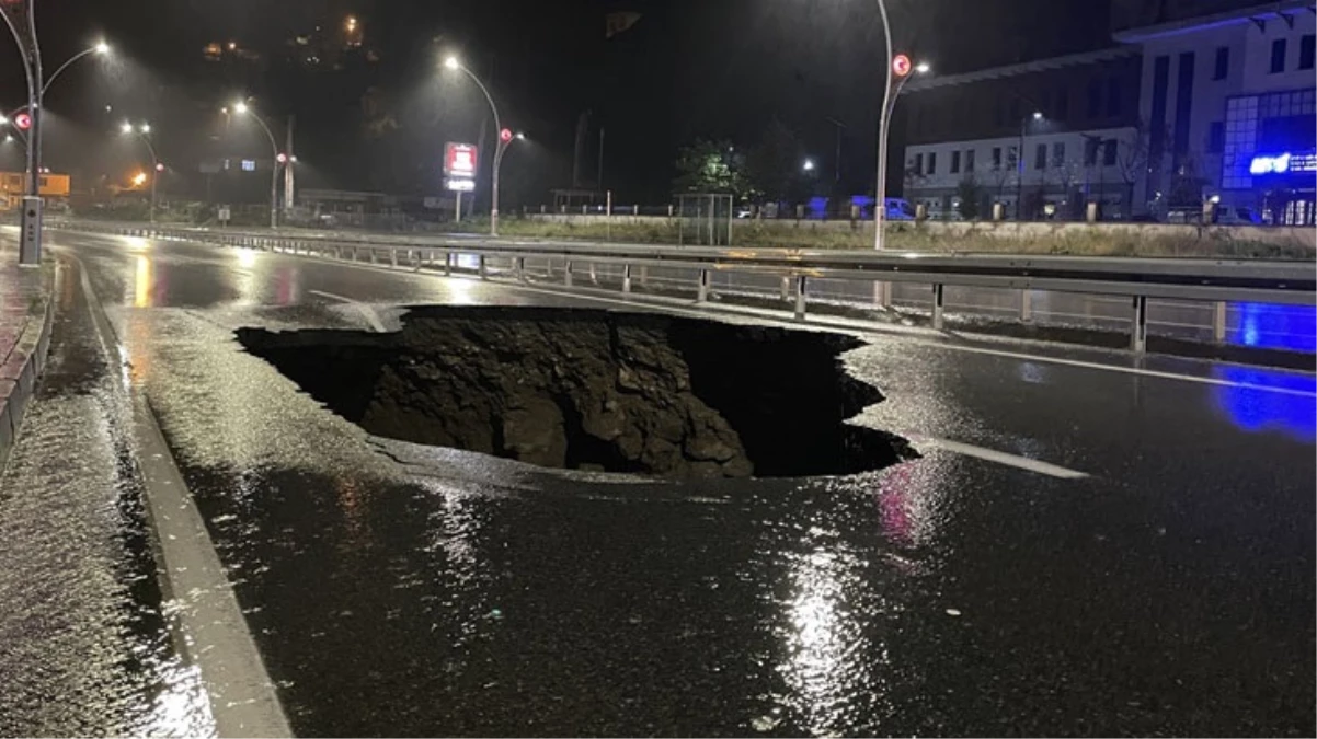 Rize'de şiddetli yağış nedeniyle kara yolu çöktü