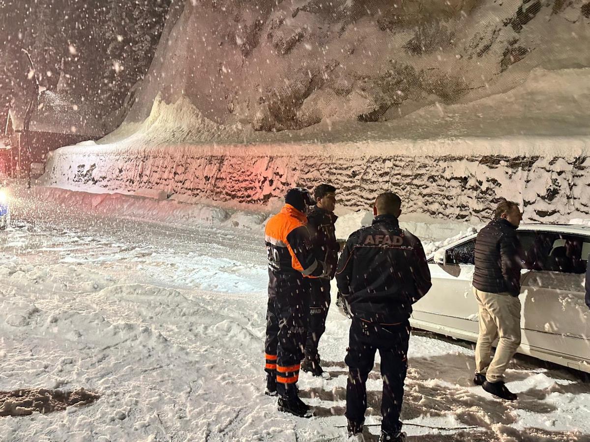 Rize'de yaylada mahsur kalan 2 kişi kurtarıldı