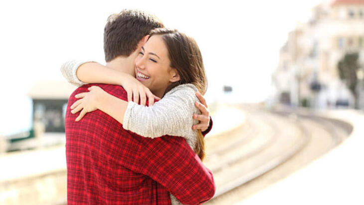 Sarılmanın insan üzerindeki psikolojik etkisi nedir?