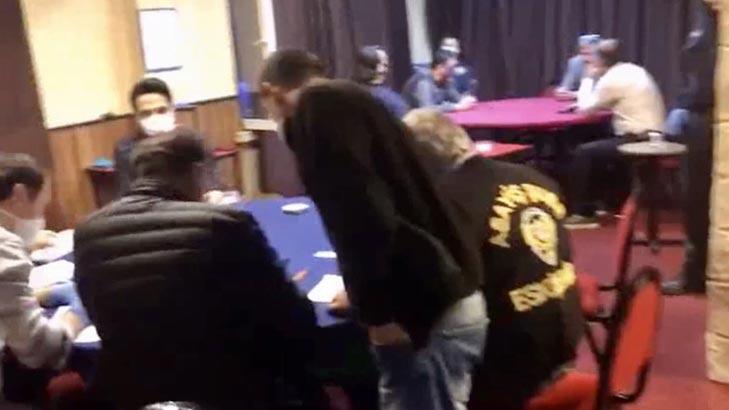 Şehrin göbeğinde kumar oynarken yakalandılar!