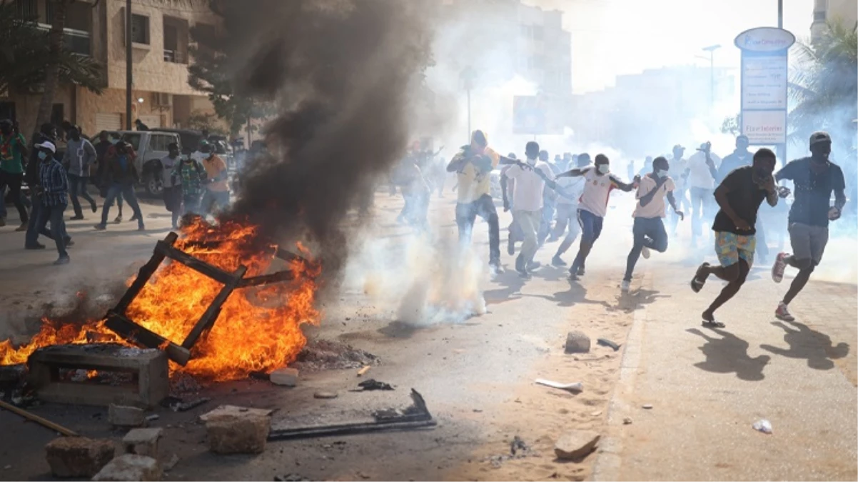 Senegal'de cumhurbaşkanı seçimi süresiz ertelendi, sokaklar savaş alanına döndü